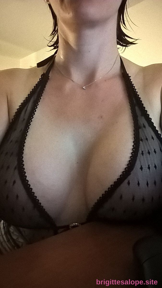 Photo intime de seins féminins — Brigitte la Salope