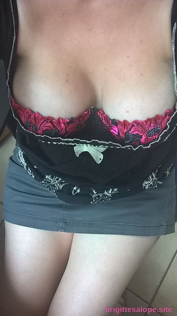 Vue intime du haut de la robe et du short noir avec dentelle rouge et… — Brigitte la Salope