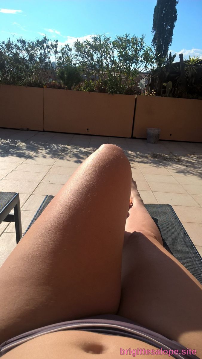 Relaxation au soleil (photo 2832) — Brigitte la Salope