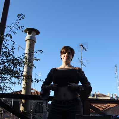 Femme sur une terrasse — Brigitte la Salope