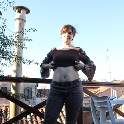 Femme en noir sur balcon — Brigitte la Salope