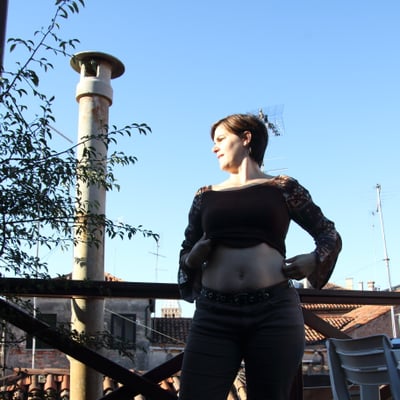 Silhouette de femme sur balcon — Brigitte la Salope