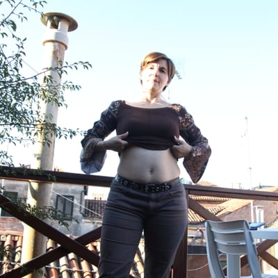 Femme en noir sur balcon (photo 20) — Brigitte la Salope