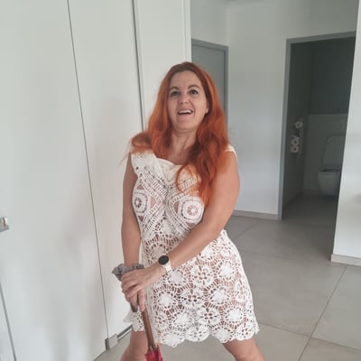Femme en robe de soie rouge claire — Brigitte la Salope