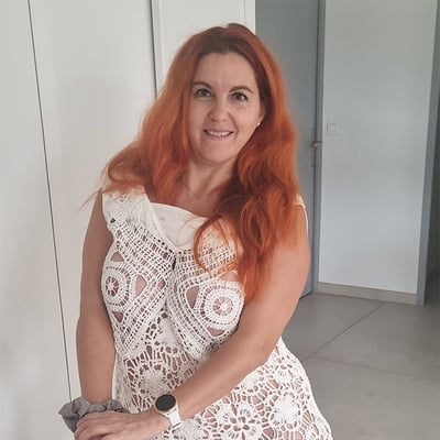 Femme en robe de soie blanche et parasol rouge — Brigitte la Salope