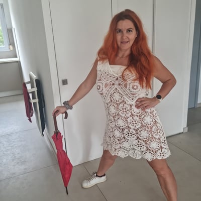 Femme en robe de soie blanche — Brigitte la Salope