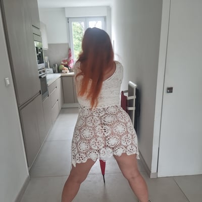 Femme en lacet derrière dans la cuisine — Brigitte la Salope