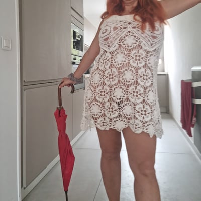 Femme en robe de soie blanche (photo 407) — Brigitte la Salope