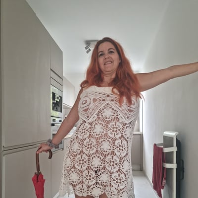 Femme en dentelle rouge dans un couloir — Brigitte la Salope