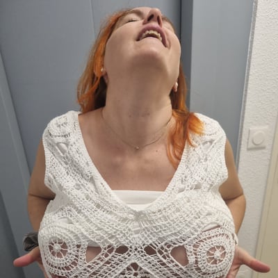 Femme avec gros seins dans un lacet blanc — Brigitte la Salope
