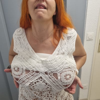 Femme avec cheveux roux et gros seins dans un linge blanc crocheté — Brigitte la Salope
