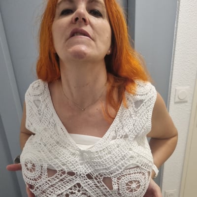 Femme avec cheveux rouges et vêtement de dentelle blanc — Brigitte la Salope