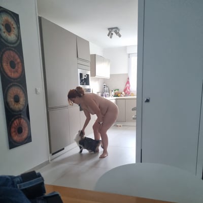 Nue dans la cuisine (photo 455) — Brigitte la Salope
