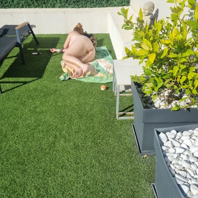Nudité au jardin — Brigitte la Salope