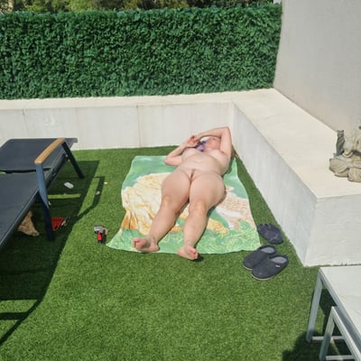 Femme nue ensoleillée sur le dos — Brigitte la Salope