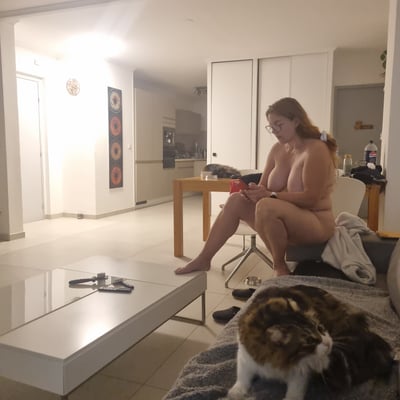 Nue dans le salon — Brigitte la Salope