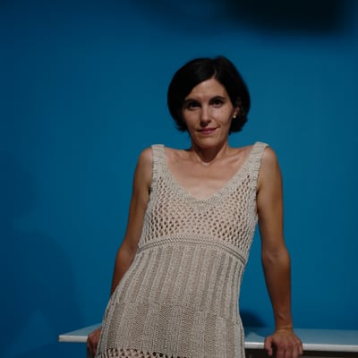 Femme dans un chemisier de dentelle blanche — Brigitte la Salope