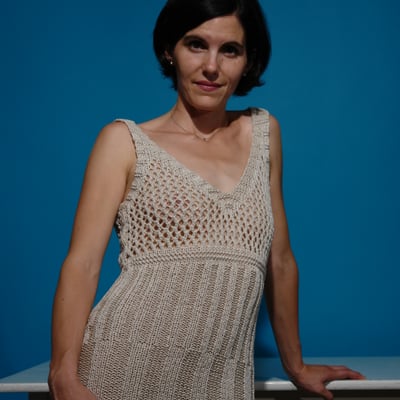 Femme en dentelle contre le mur bleu — Brigitte la Salope