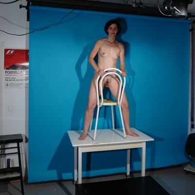 Nue sur un chaise lumineuse — Brigitte la Salope