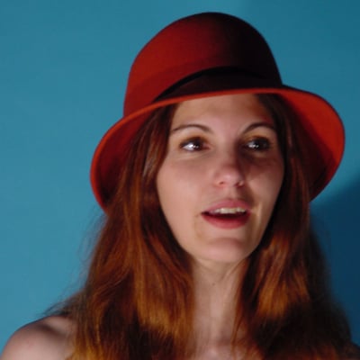 Femme en chapeau rouge — Brigitte la Salope