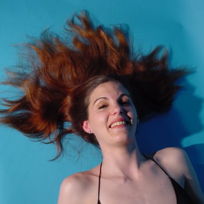 Fille joyeuse avec cheveux ébouriffés — Brigitte la Salope