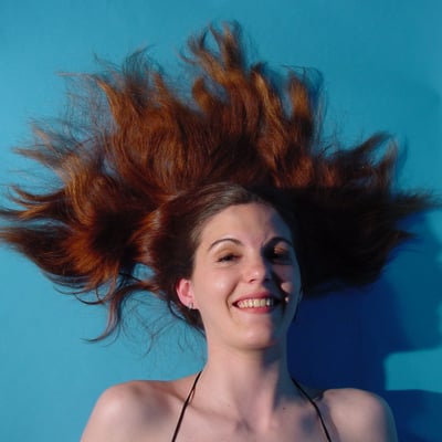 Femme souriante avec cheveux éparpillés — Brigitte la Salope