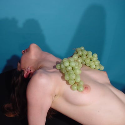 Nue avec raisins — Brigitte la Salope