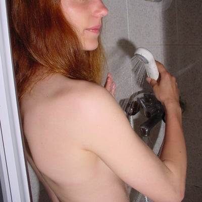 Shower Intime (photo 1061) — Brigitte la Salope