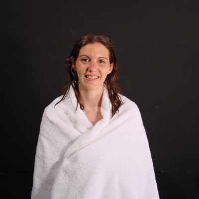 Femme en robe de bain blanc sur fond noir — Brigitte la Salope
