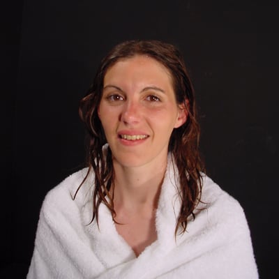 Femme souriante avec cheveux mouillés — Brigitte la Salope