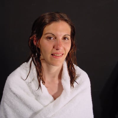 Femme en robe de bain blanc — Brigitte la Salope