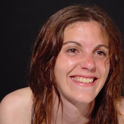 Femme souriante avec cheveux mouillés (photo 1161) — Brigitte la Salope
