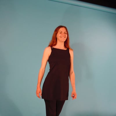 Femme souriante en noir — Brigitte la Salope