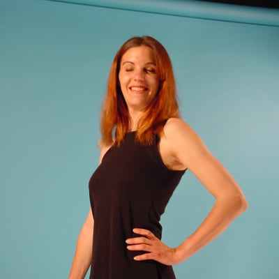 Femme souriante en noir (photo 1202) — Brigitte la Salope