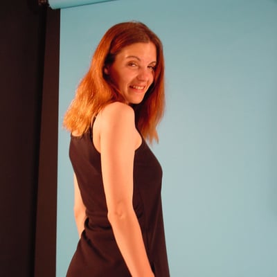Femme souriante en noir (photo 1203) — Brigitte la Salope