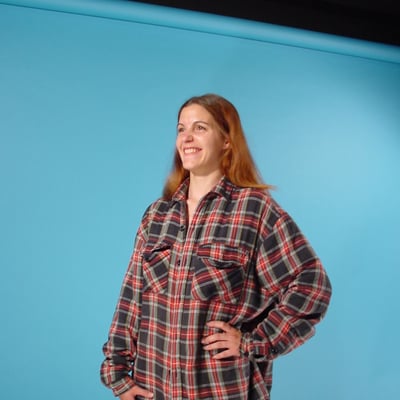 Femme souriante en plaid — Brigitte la Salope