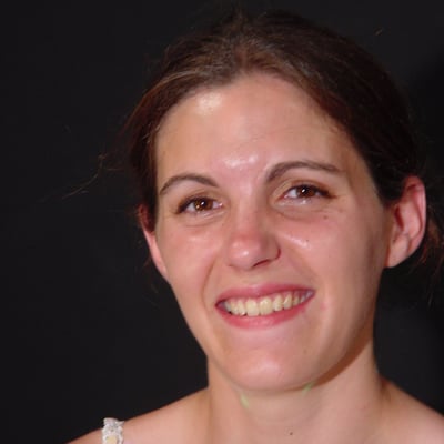Portrait de jeune femme souriante — Brigitte la Salope