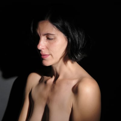 Portrait nu dans l'ombre — Brigitte la Salope