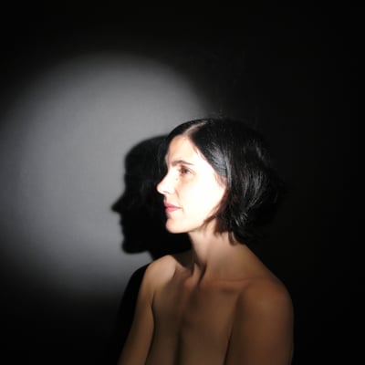 Portrait de profil, lumière sur le visage — Brigitte la Salope