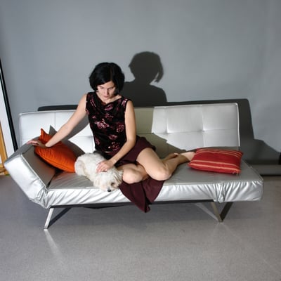 Femme assise sur un canapé blanc — Brigitte la Salope