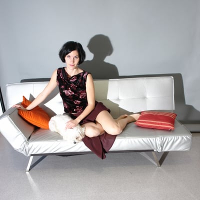 Femme assise sur un canapé — Brigitte la Salope