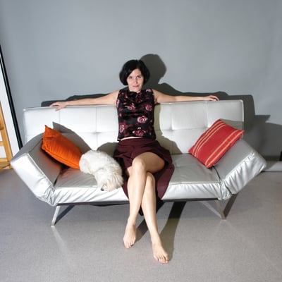 Femme assise sur un canapé blanc (photo 1691) — Brigitte la Salope