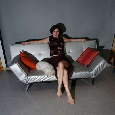 Femme assise sur un canapé moderne — Brigitte la Salope