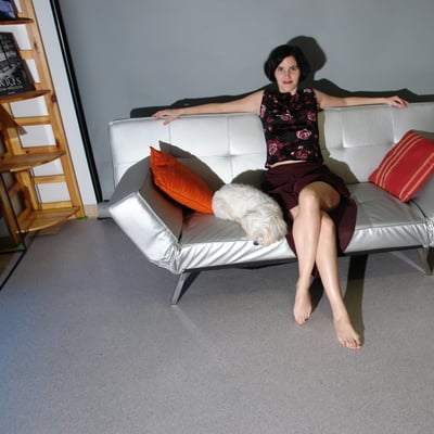 Femme assise sur un canapé (photo 1693) — Brigitte la Salope