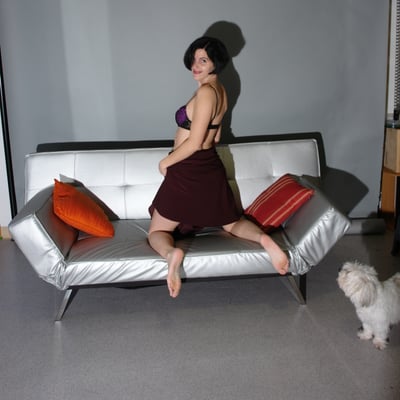 Femme sur un canapé lumineux — Brigitte la Salope