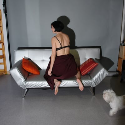 Femme assise sur un canapé (photo 1704) — Brigitte la Salope