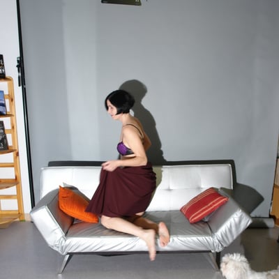 Femme sur le canapé (photo 1705) — Brigitte la Salope