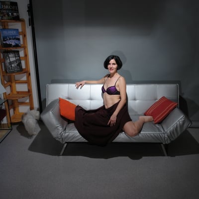 Femme en lingerie noir sur un canapé — Brigitte la Salope