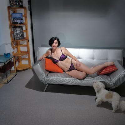 Femme en lingerie sur un canapé — Brigitte la Salope
