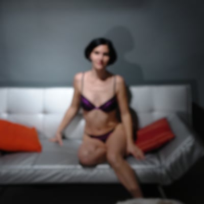 Femme en lingerie sur un canapé (photo 1733) — Brigitte la Salope